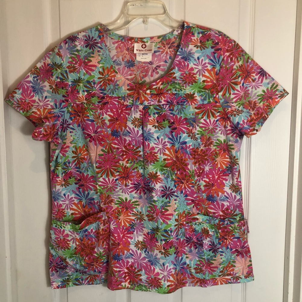 White Cross Beautiful Floral Scrub Top with Two Front Pockets. Size Large